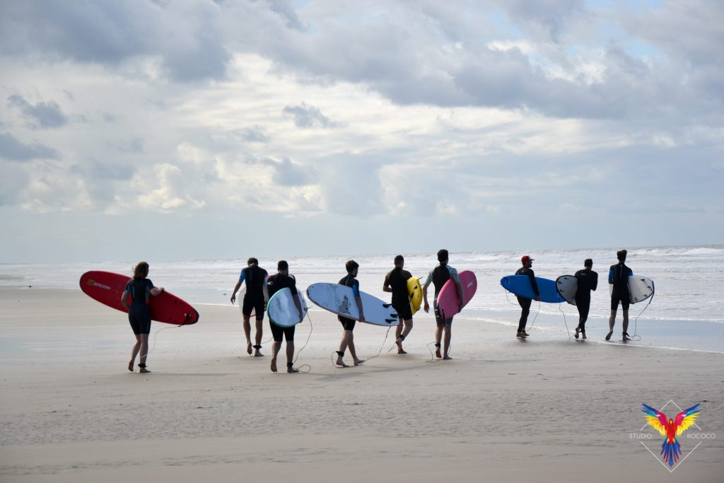 Etudiants qui vont surfer dans le cadre de leur association