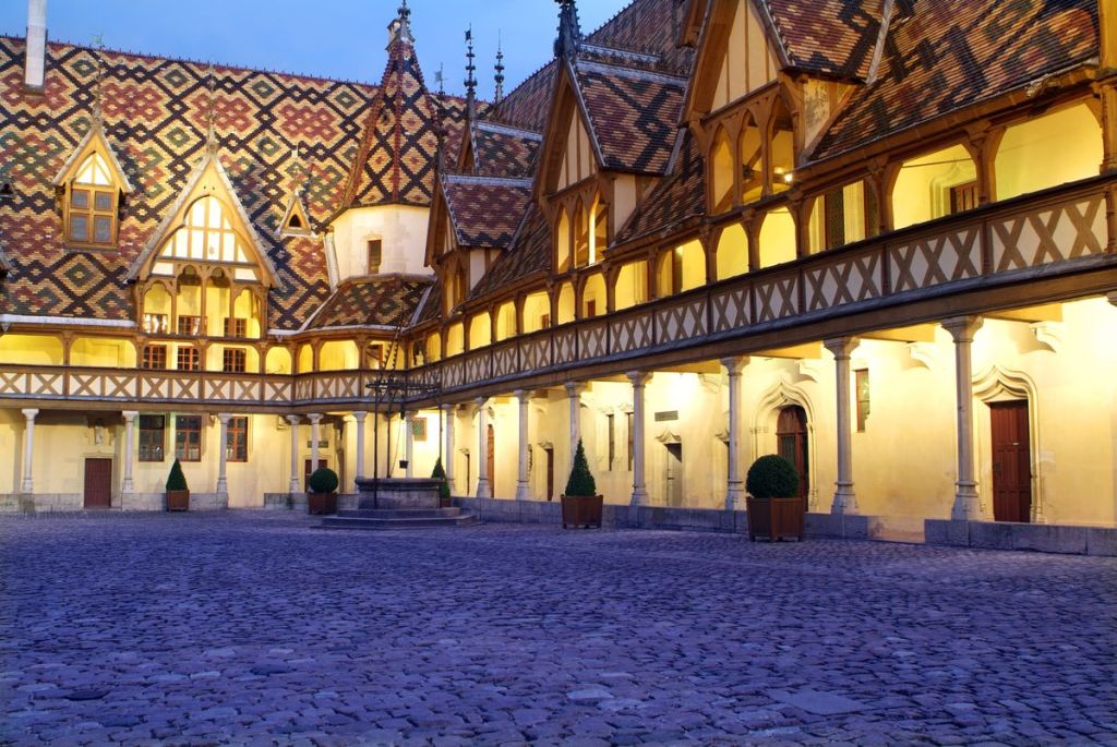 Cour intérieure des Hospices de Beaune, un des campus de l'inseec