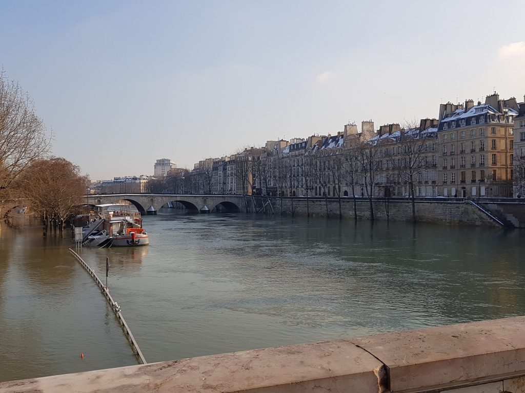 Vue de la seine à paris pendant un voyage d’étude