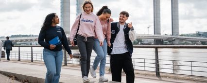 étudiants qui marchent