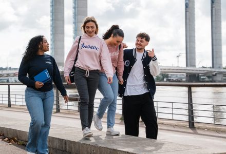 étudiants qui marchent