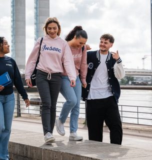 étudiants qui marchent