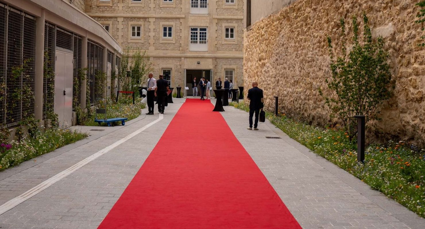 Tapis rouge devant le 136 quais des Chartrons à Bordeaux