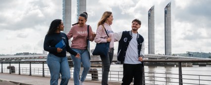 étudiants qui marchent