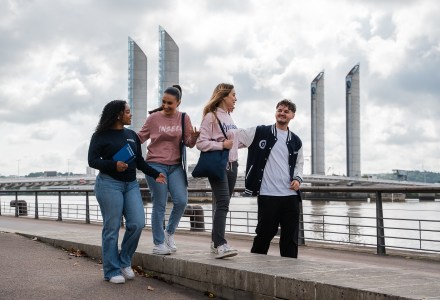 étudiants qui marchent