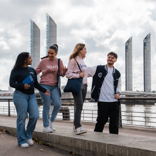 étudiants qui marchent